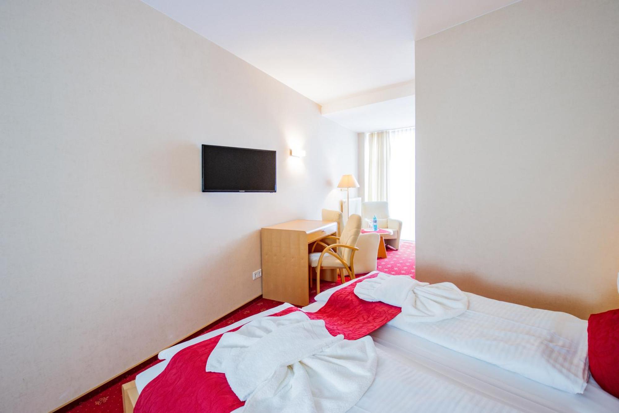 Seehotel Grossraeschen Buitenkant foto